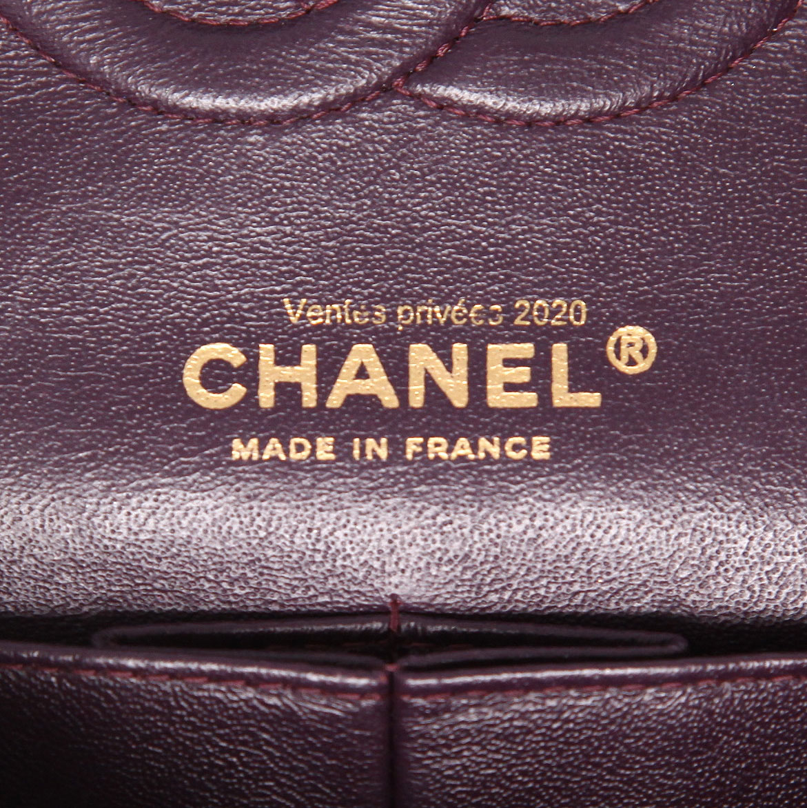 Bolso de mano Chanel  Timeless Classic en cuero acolchado color berenjena - Detail D2