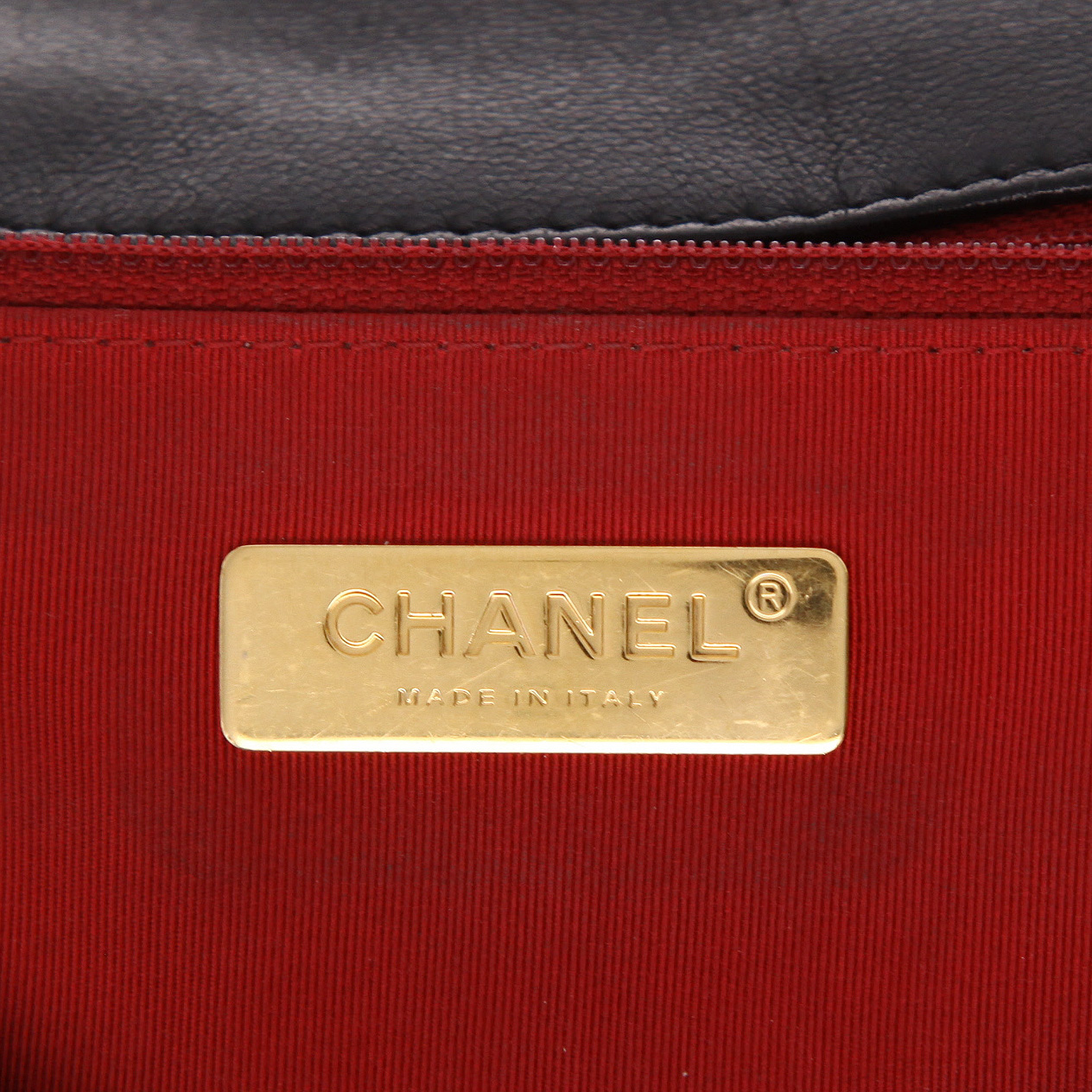 Sac bandoulière Chanel  19 en cuir matelassé noir - Detail D2