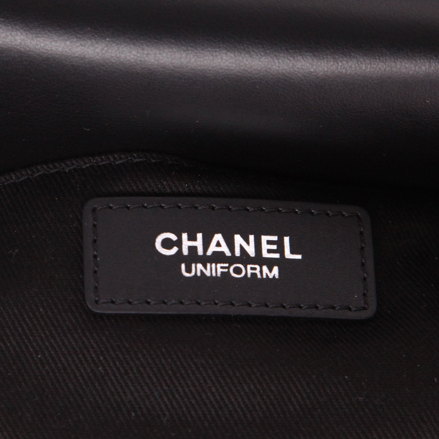 Bolsito-cinturón Chanel  Pochette ceinture en cuero acolchado negro - Detail D2