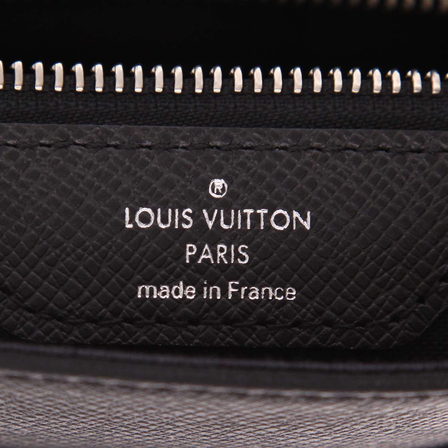Louis Vuitton  Milo shoulder bag  in grey taiga leather - Detail D2