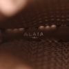 Étui pour portable Alaïa  en cuir beige ajouré - Detail D2 thumbnail