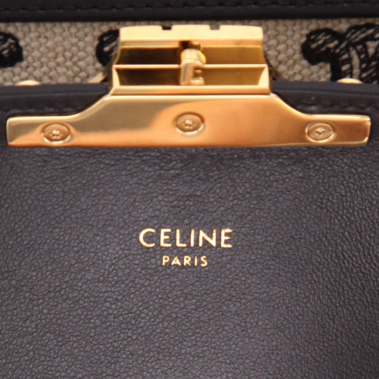 Celine  Triomphe Teen shoulder bag  in black and cream color "Triomphe" canvas  and black leather - Detail D2