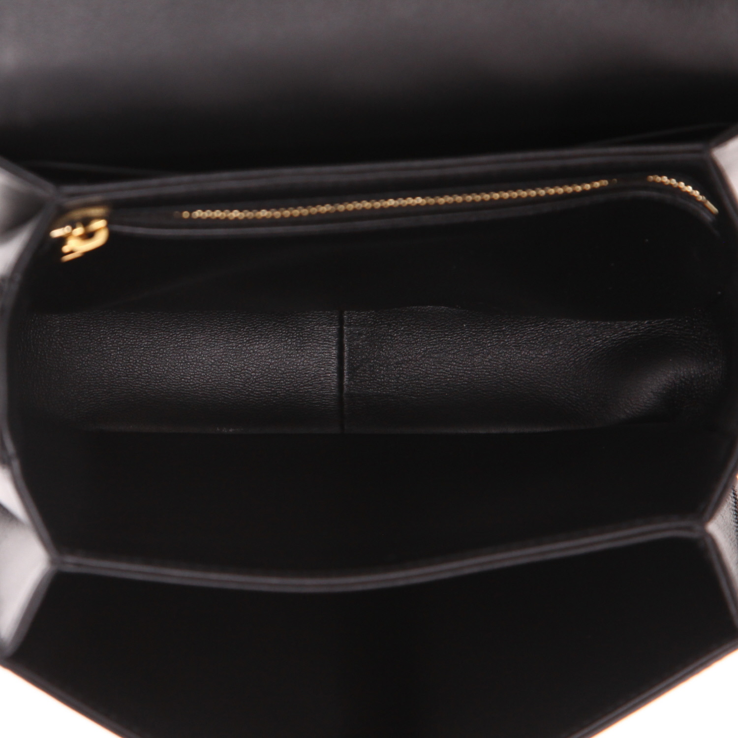 Celine  Triomphe Teen shoulder bag  in black and cream color "Triomphe" canvas  and black leather - Detail D3