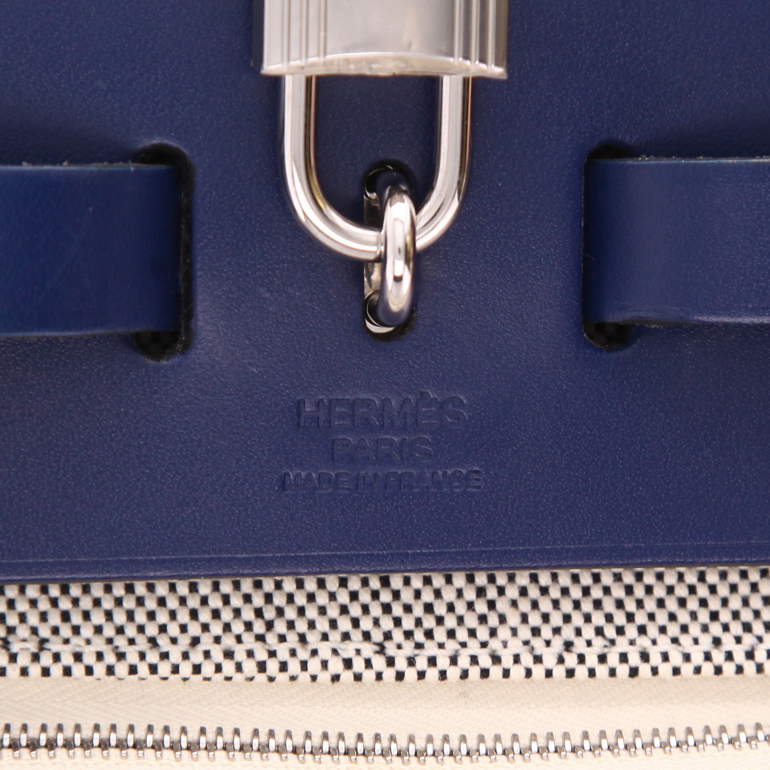 Hermès  Herbag bag worn on the shoulder or carried in the hand  in grey and blue canvas  and navy blue leather - Detail D2