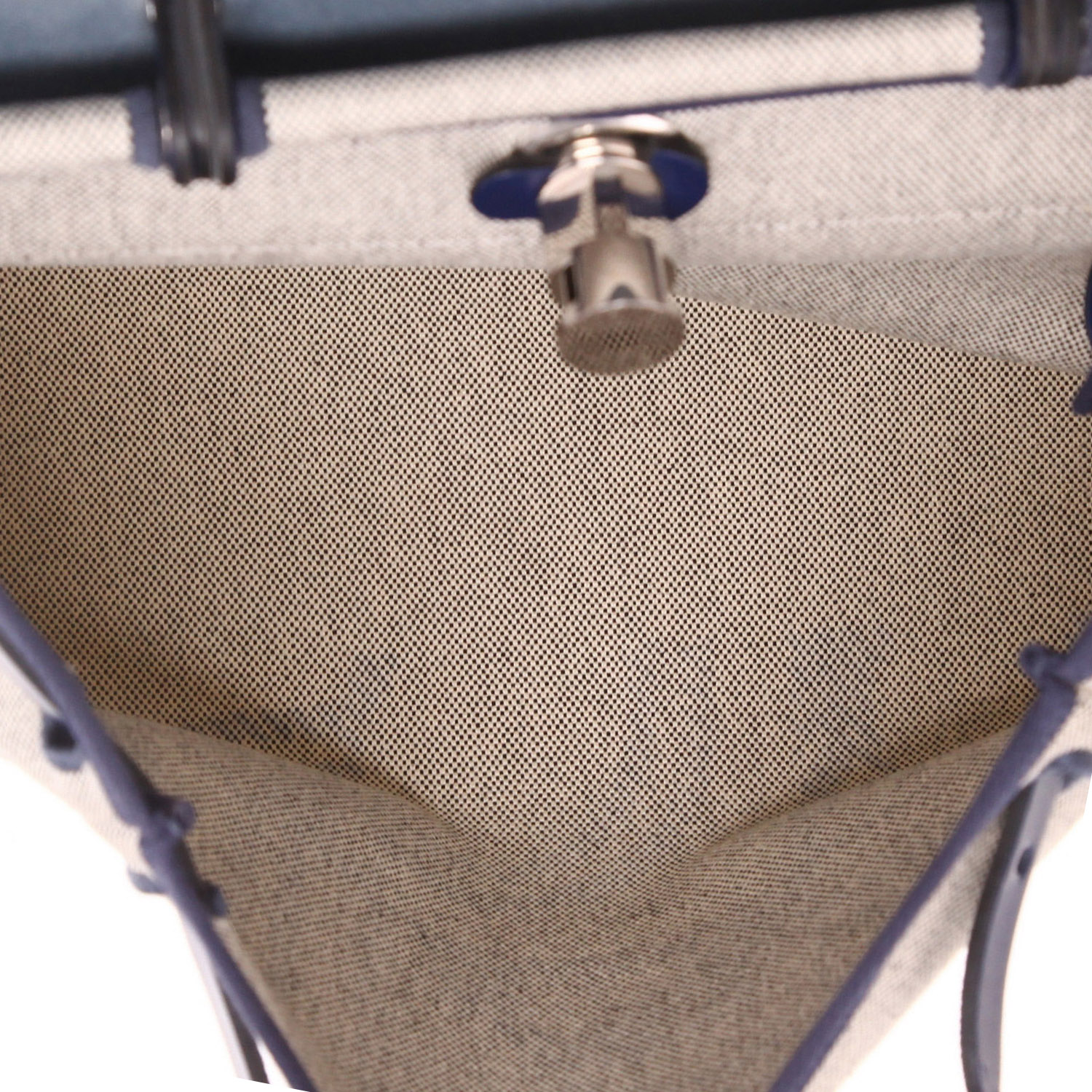 Bolso para llevar al hombro o en la mano Hermès  Herbag en lona gris y azul y cuero azul marino - Detail D3