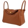 Bolso para llevar al hombro Hermès  Lindy 34 cm en cuero togo color oro - 00pp thumbnail