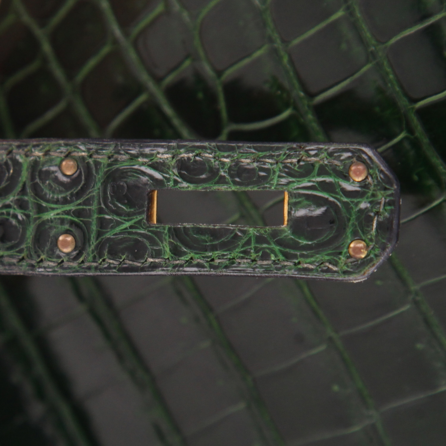 Hermès  Kelly 28 cm handbag  in green porosus crocodile - Detail D4