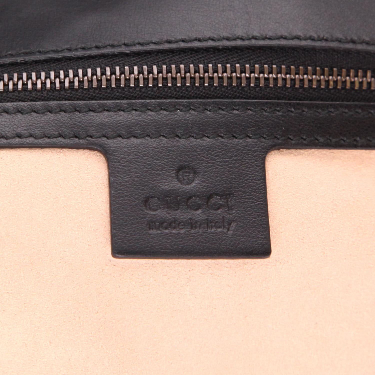 Bolso bandolera Gucci  GG Marmont en cuero acolchado negro - Detail D2