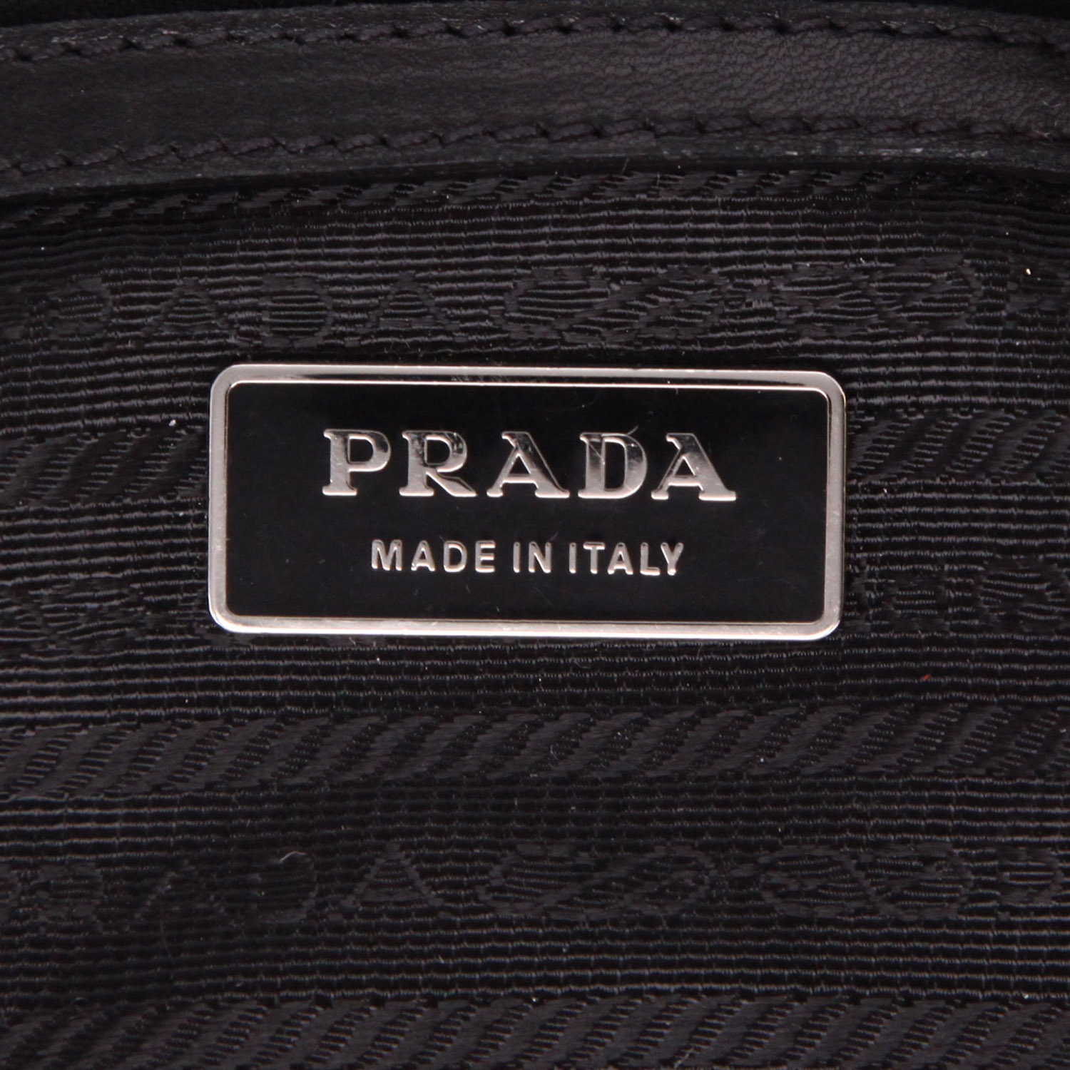 Sac à main Prada   en cuir gaufré noir - Detail D2