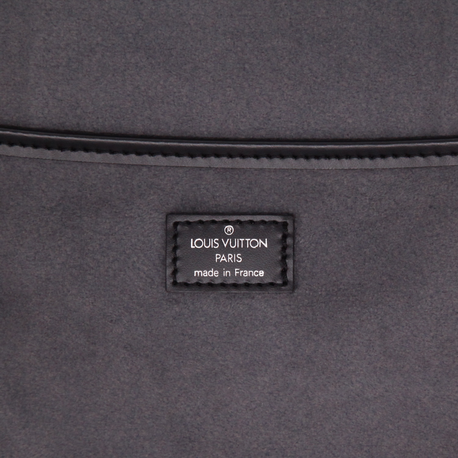 Louis Vuitton Kendall travel bag in grey Ardoise taiga leather - Detail D6