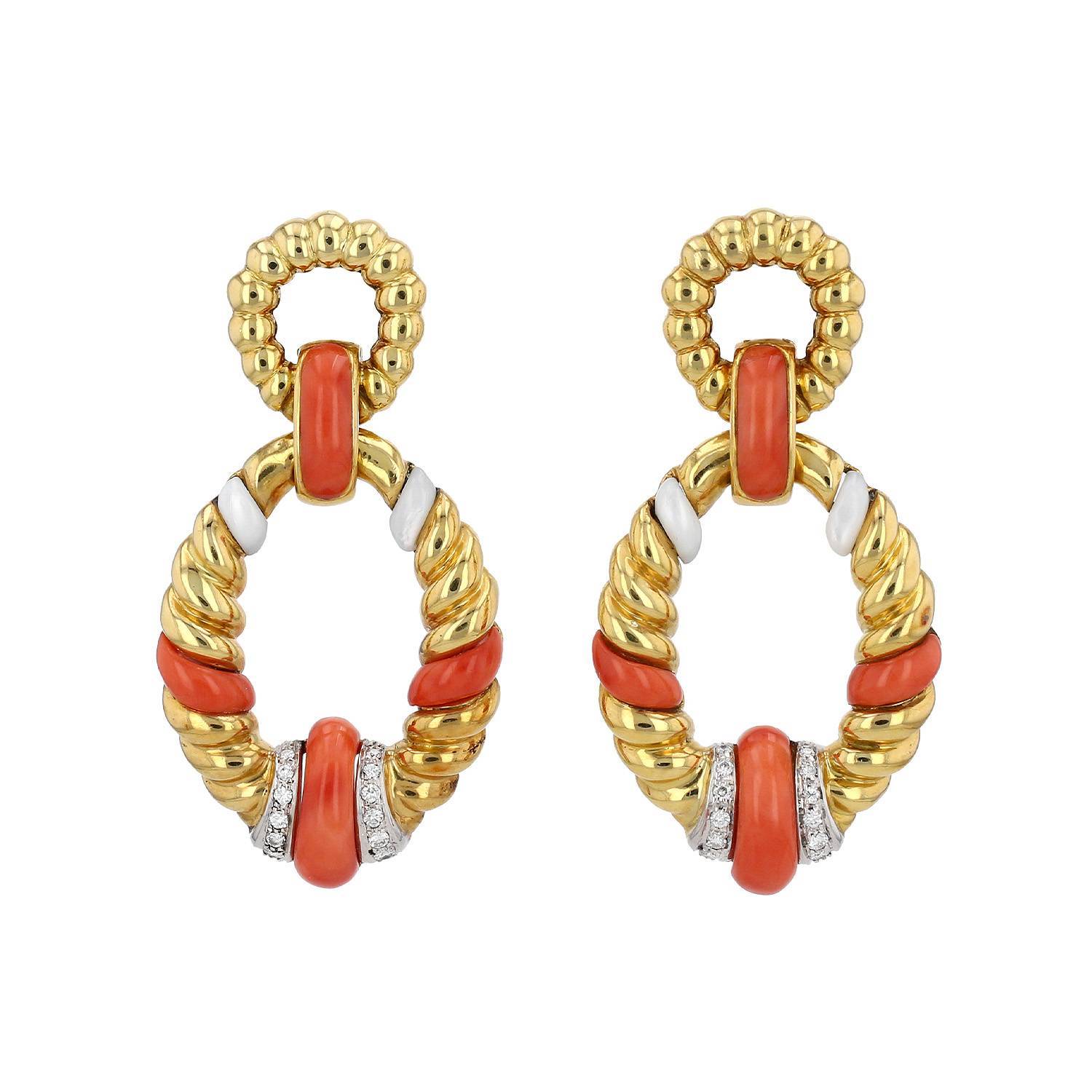 Paire de boucles d'oreilles Vintage  en or jaune, corail et diamants