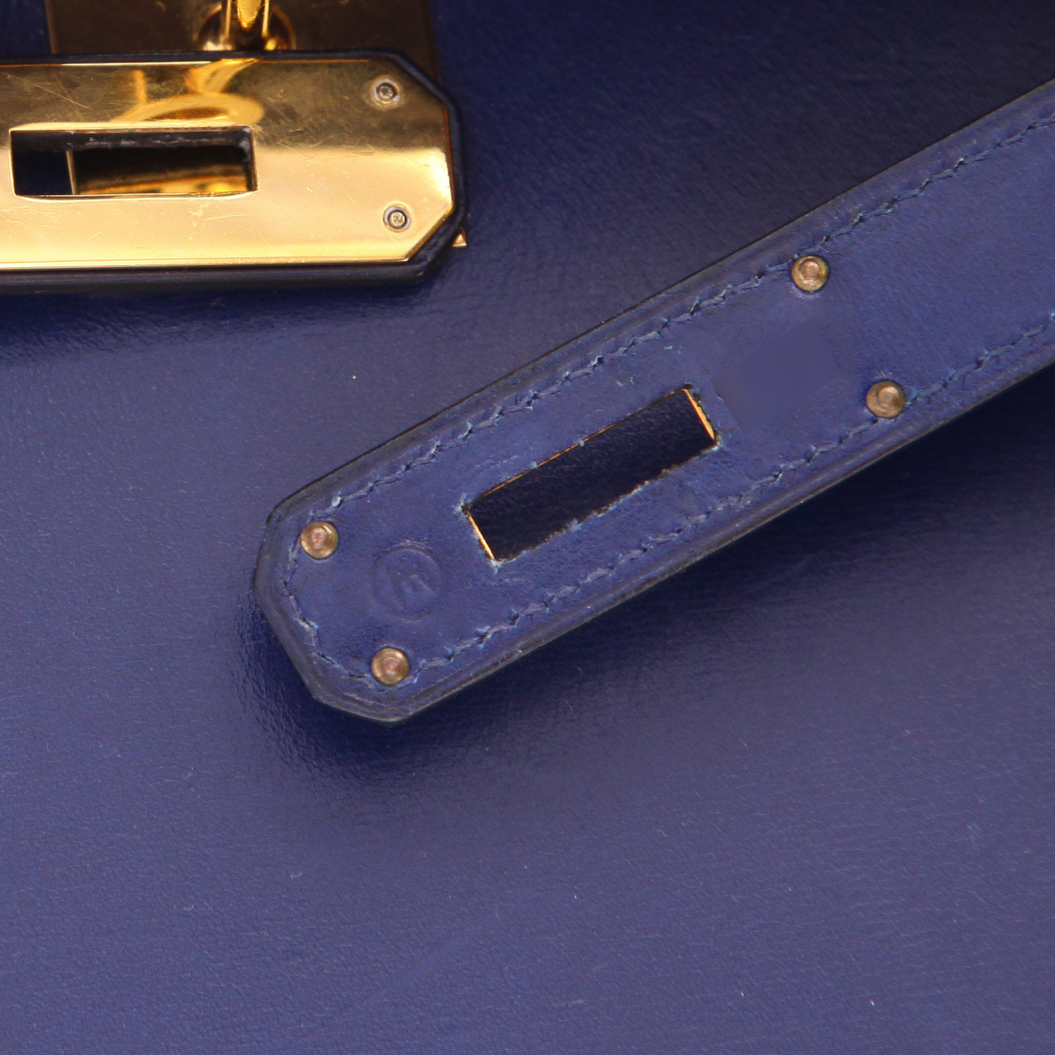 Sac à main Hermès  Kelly 28 cm en cuir box bleu-roi - Detail D4