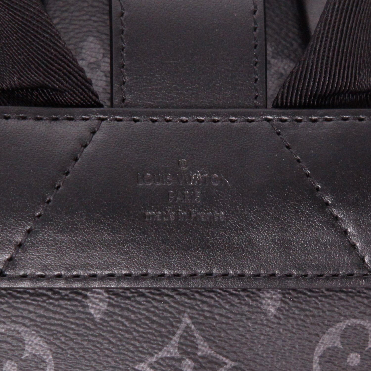 Sac à dos Louis Vuitton  Saumur Backpack en toile monogram gris Eclipse et cuir noir - Detail D2