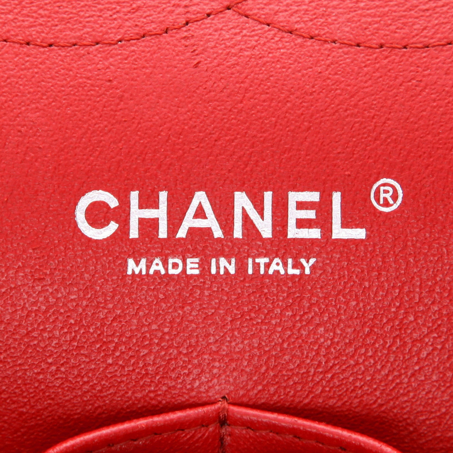 Chanel  Timeless Jumbo handbag  in red chevron quilted leather - Detail D2