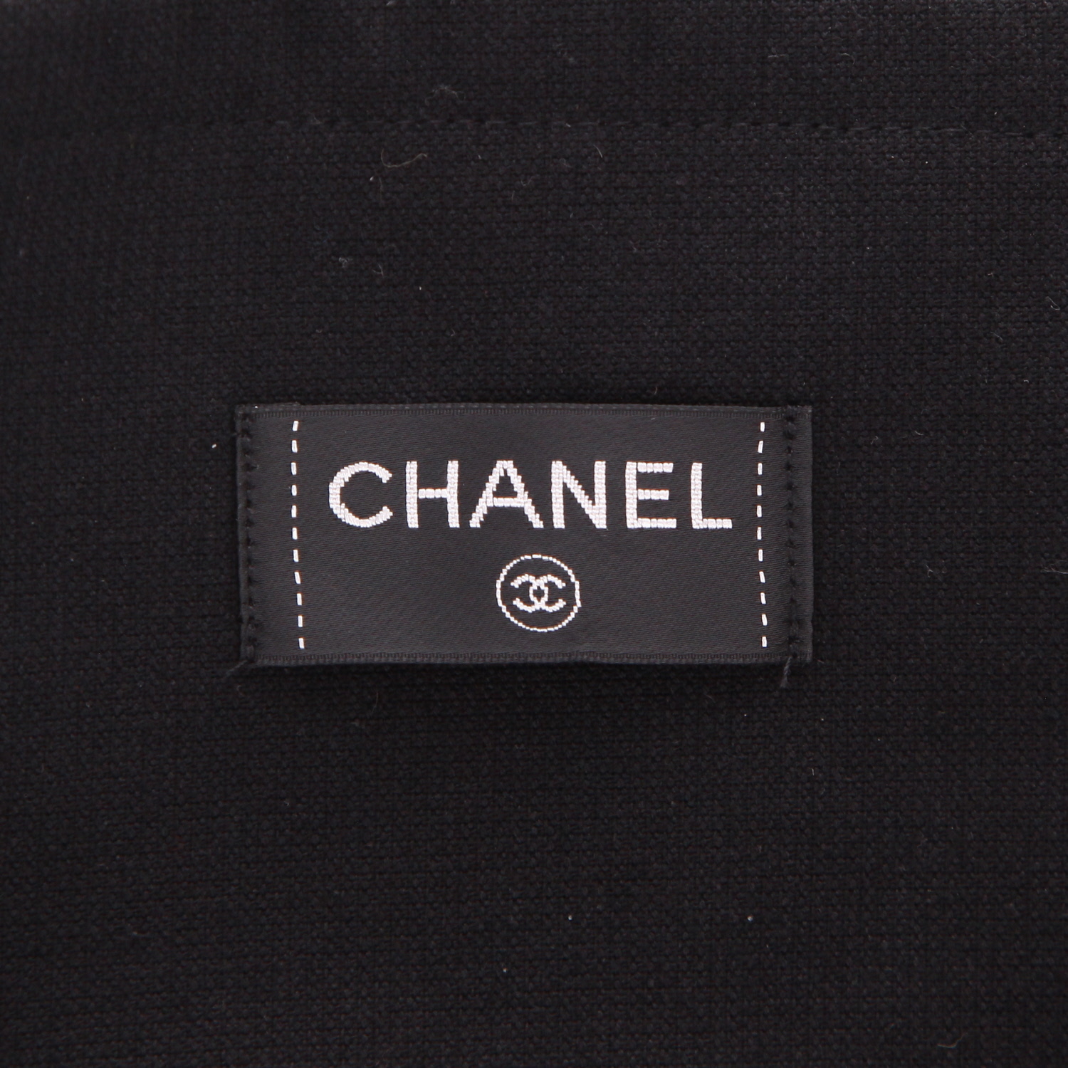 Shopping bag Chanel   in tessuto di spugna nero e rosso - Detail D2