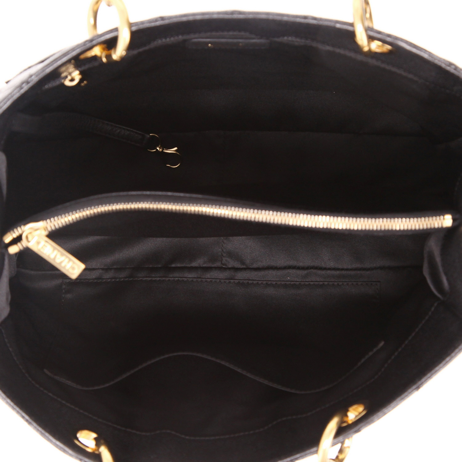 Chanel  Shopping GST handbag  in black quilted grained leather - Detail D3