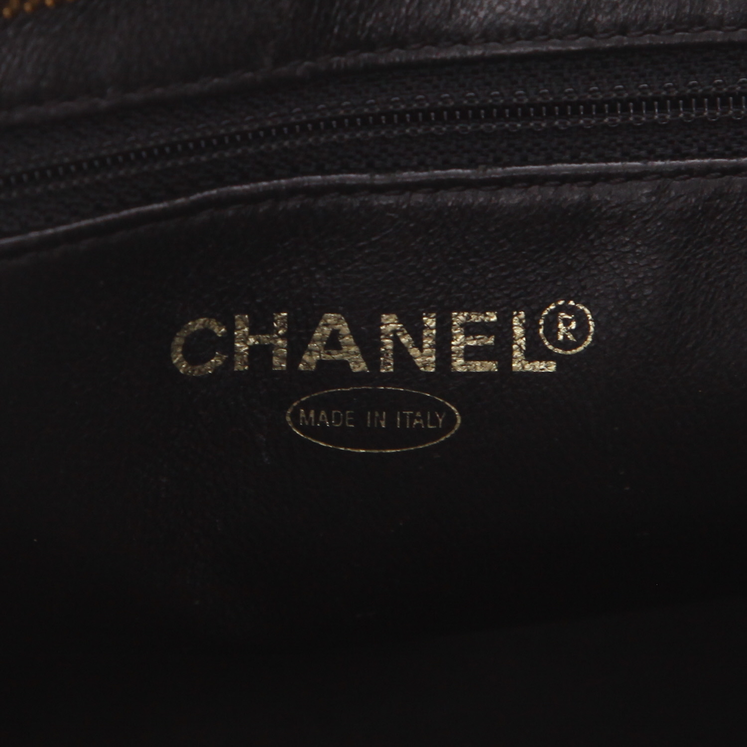 Sac à main Chanel  Medaillon en cuir grainé matelassé noir - Detail D2