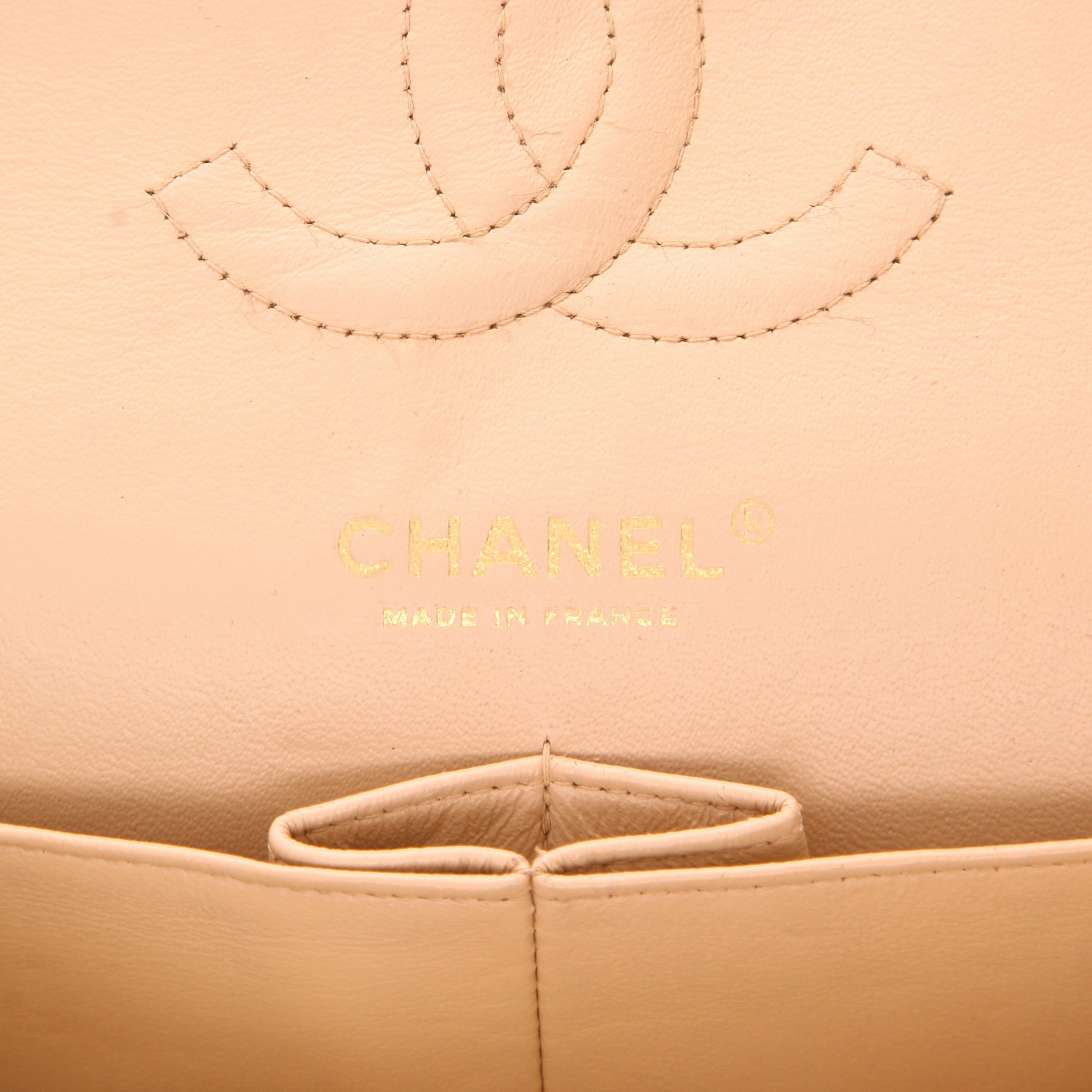 Bolso de mano Chanel  Timeless Classic en cuero acolchado beige - Detail D2