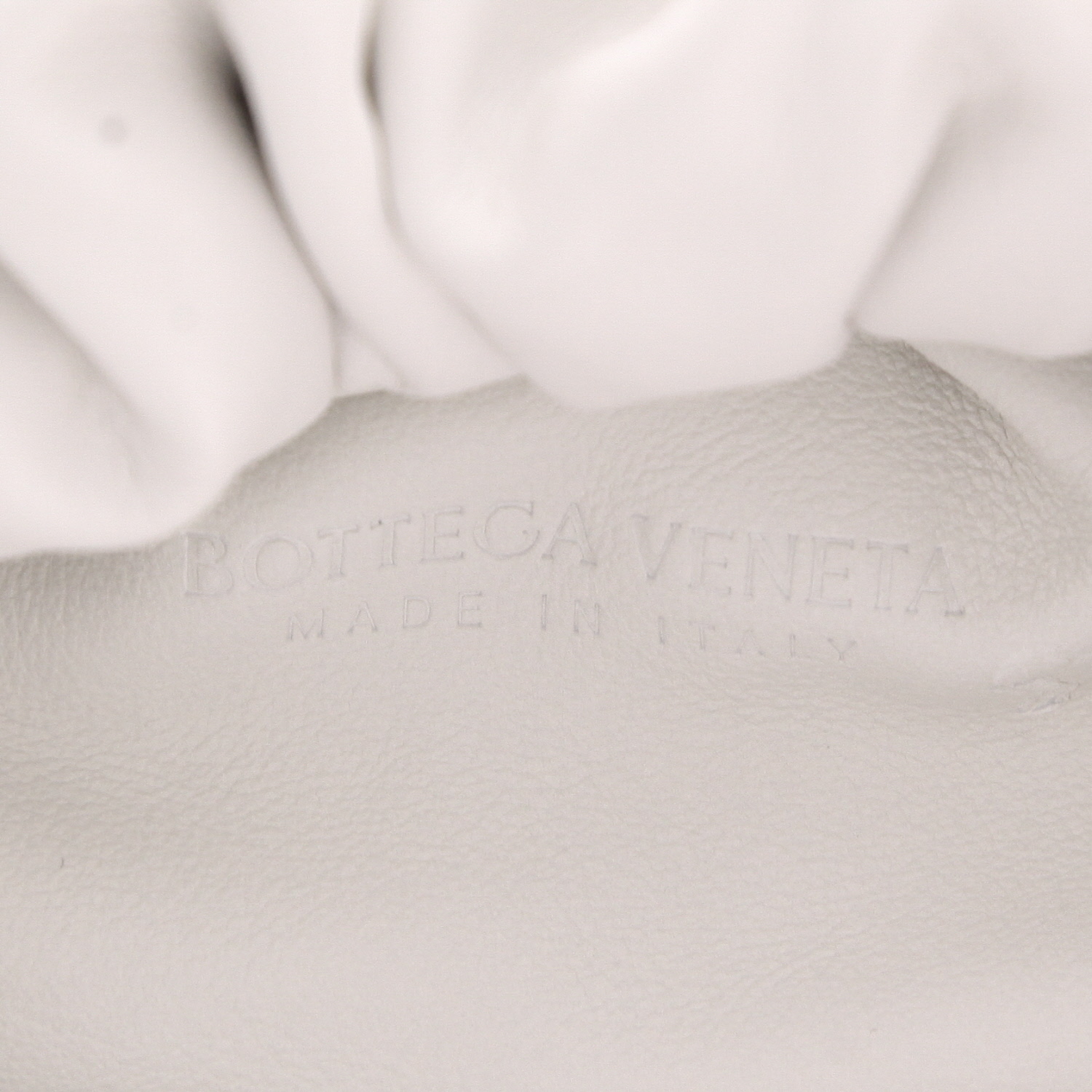 Bolso de mano Bottega Veneta  The Shoulder Pouch en cuero blanco - Detail D2