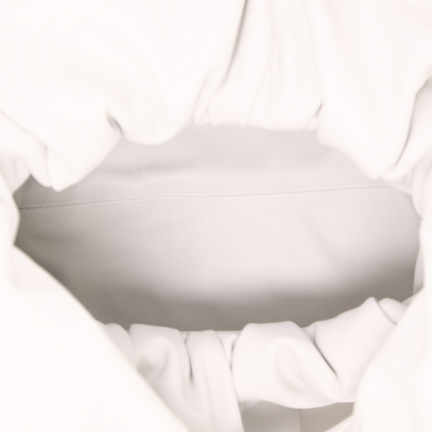 Sac à main Bottega Veneta  The Shoulder Pouch en cuir blanc - Detail D3