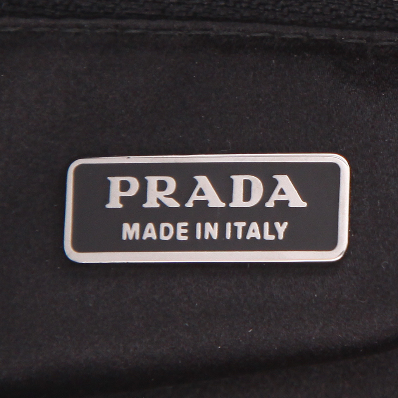 Bolso de mano Prada   en lona negra - Detail D2