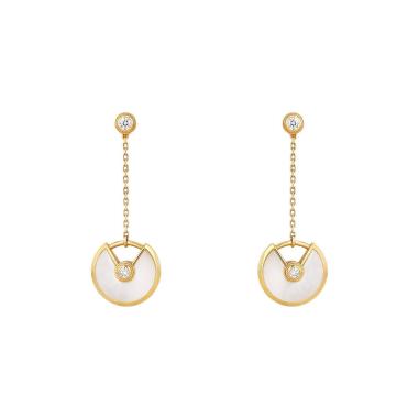 Paire de boucles d'oreilles Cartier Amulette en or jaune, diamants et nacre