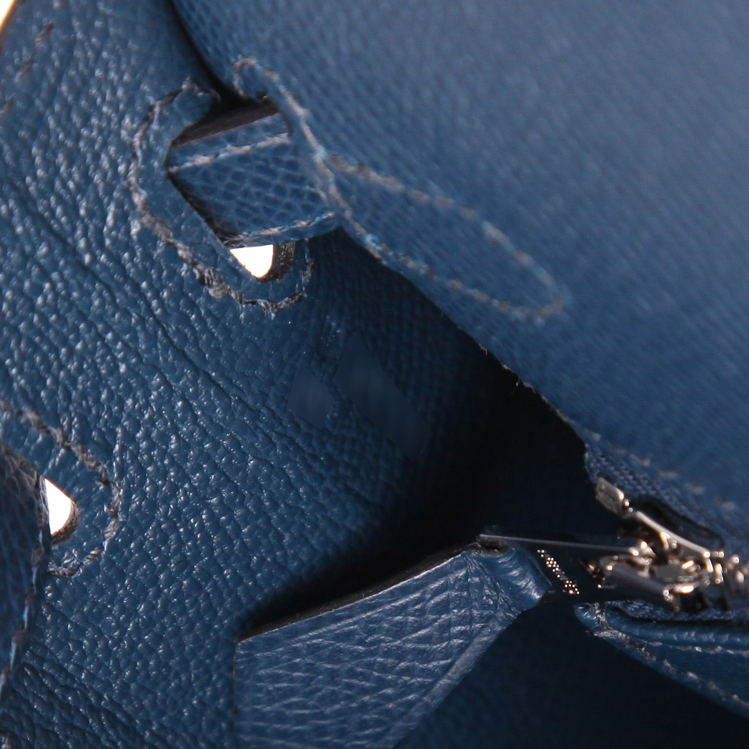 Bolso de mano Hermès  Kelly 25 cm en cuero epsom Bleu de Prusse - Detail D4