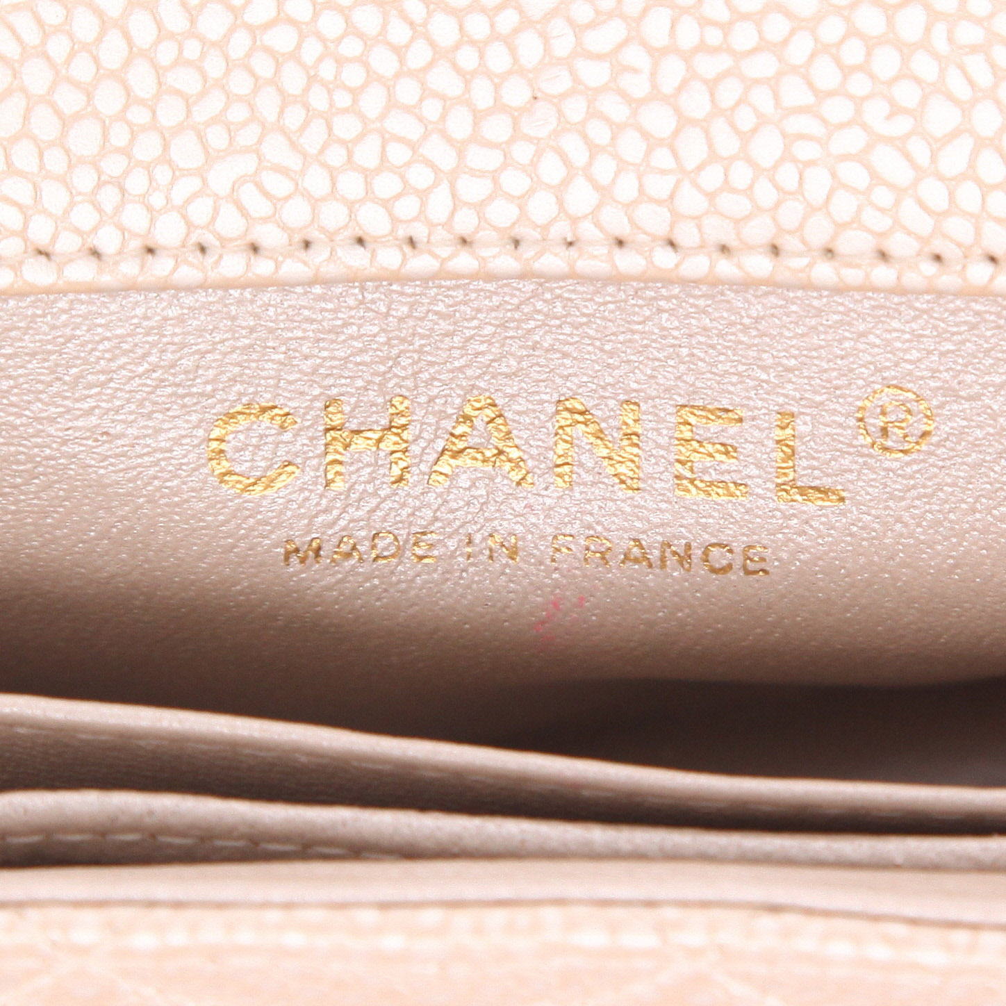 Chanel  Timeless Mini shoulder bag  in beige quilted grained leather - Detail D2