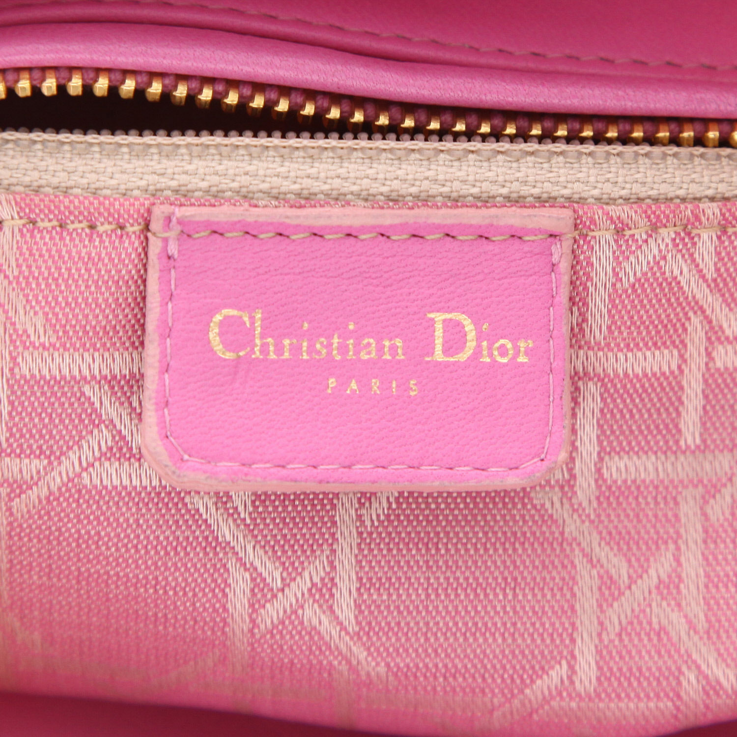 Sac à main Dior  Lady Dior moyen modèle  en daim rose et cuir rose - Detail D2