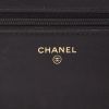 Bolso bandolera Chanel  Wallet on Chain 19 en cuero acolchado negro - Detail D2 thumbnail