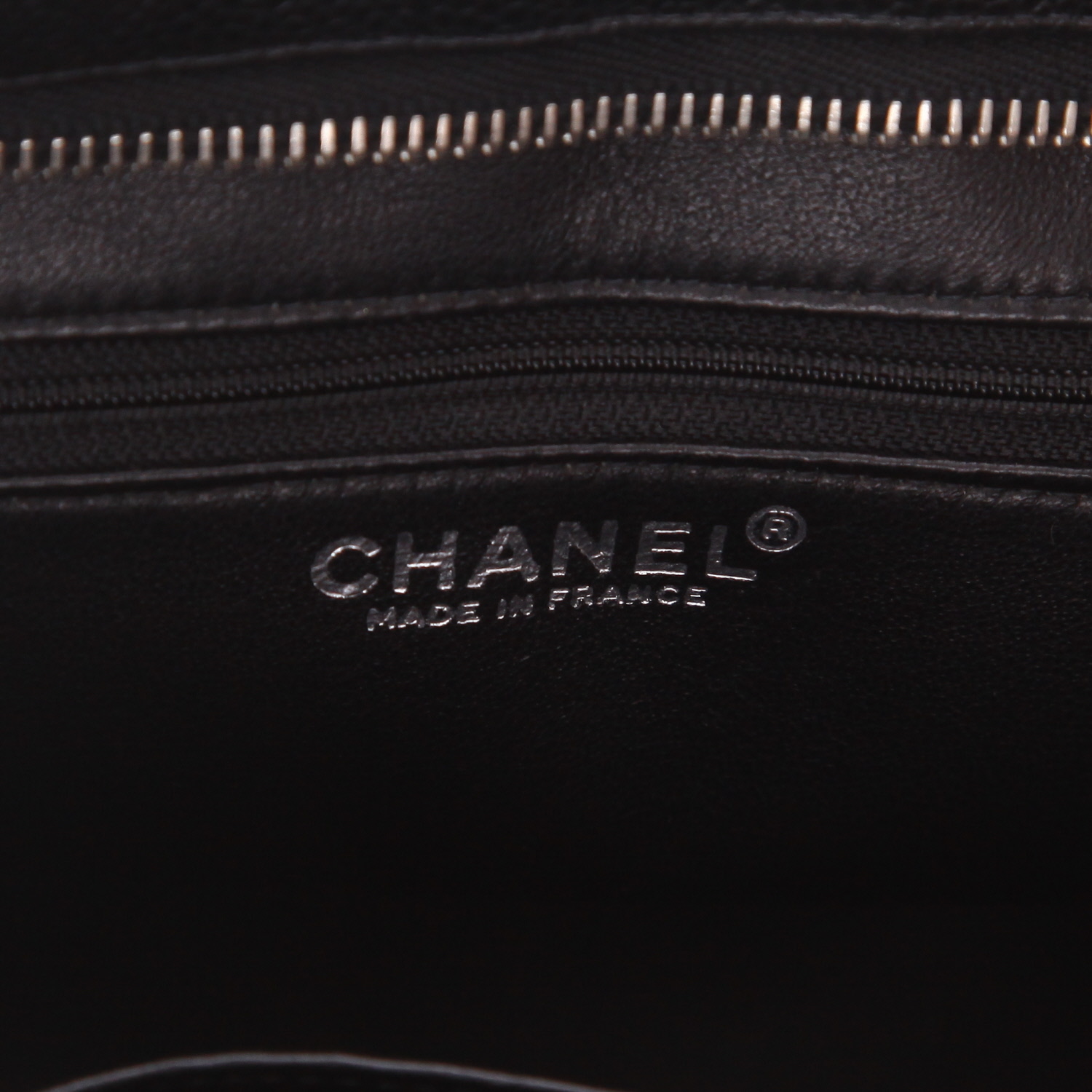 Chanel  Medaillon handbag  in black quilted grained leather - Detail D2