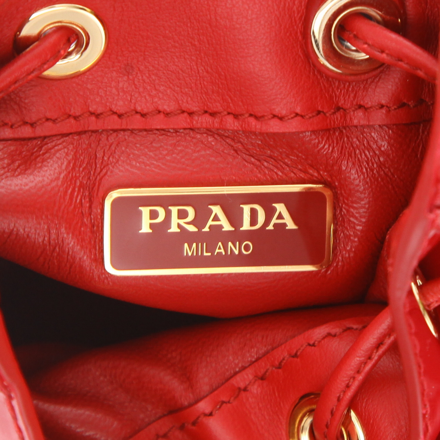 Sac bandoulière Prada  Triangle mini  en cuir verni rouge - Detail D2
