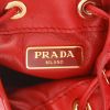 Bolso bandolera Prada  Triangle mini  en charol rojo - Detail D2 thumbnail