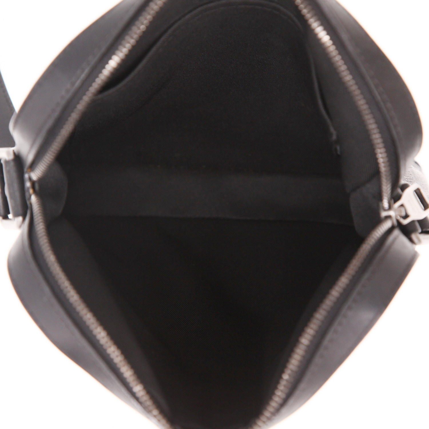 Bolso bandolera Louis Vuitton   en piel en damero grabada negro - Detail D3