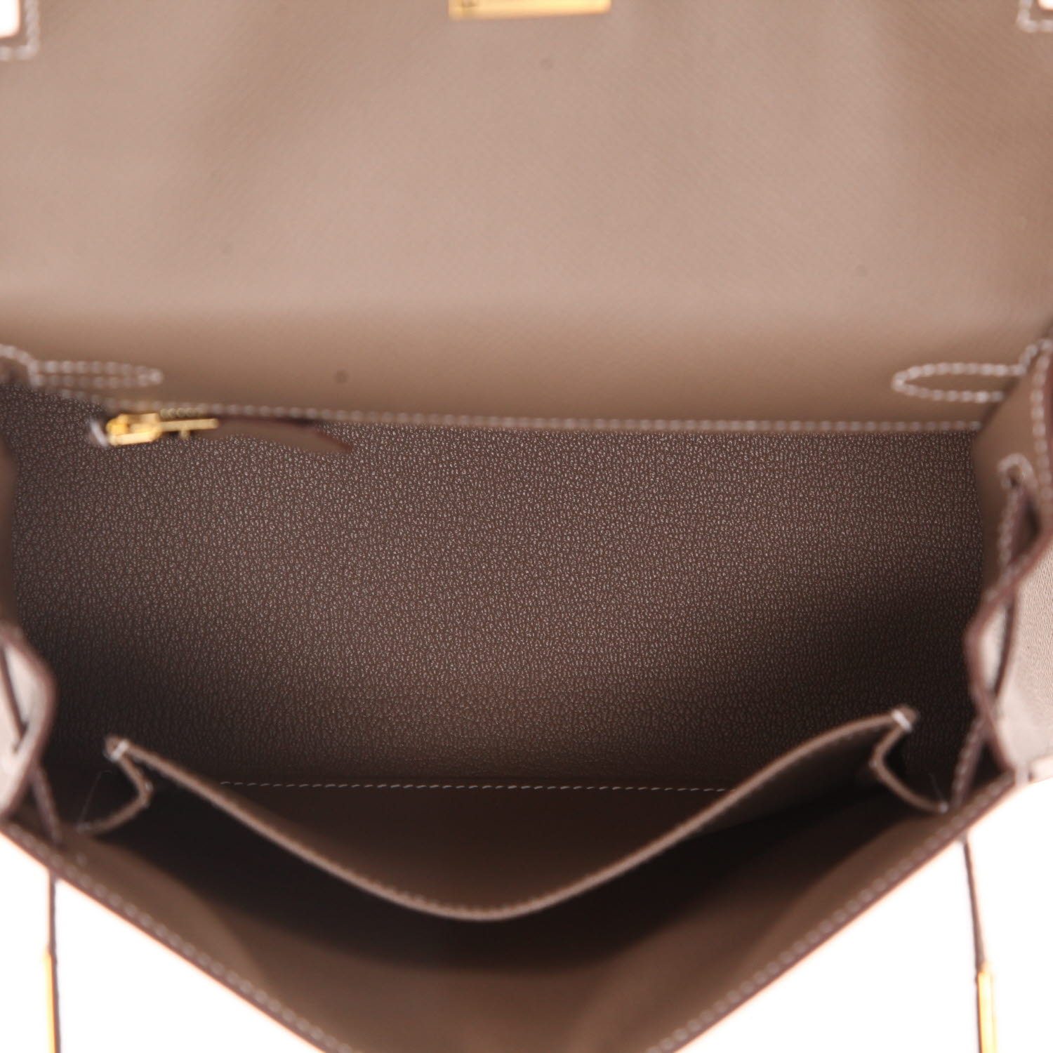 Bolso de mano Hermès  Kelly 25 cm en cuero epsom marrón etoupe - Detail D3