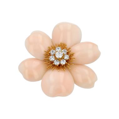 Spilla-ciondolo Van Cleef 
Arpels Rose de Noel in oro giallo, corallo e diamanti