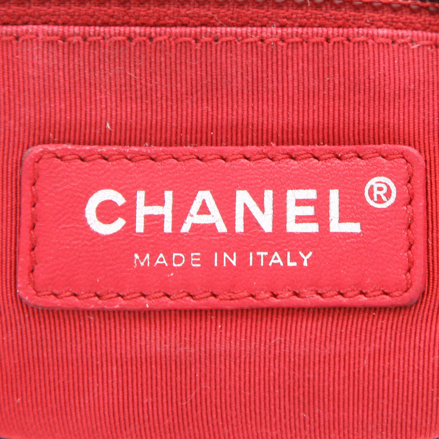 Sac bandoulière Chanel  Gabrielle  petit modèle  en cuir matelassé blanc et cuir noir - Detail D2