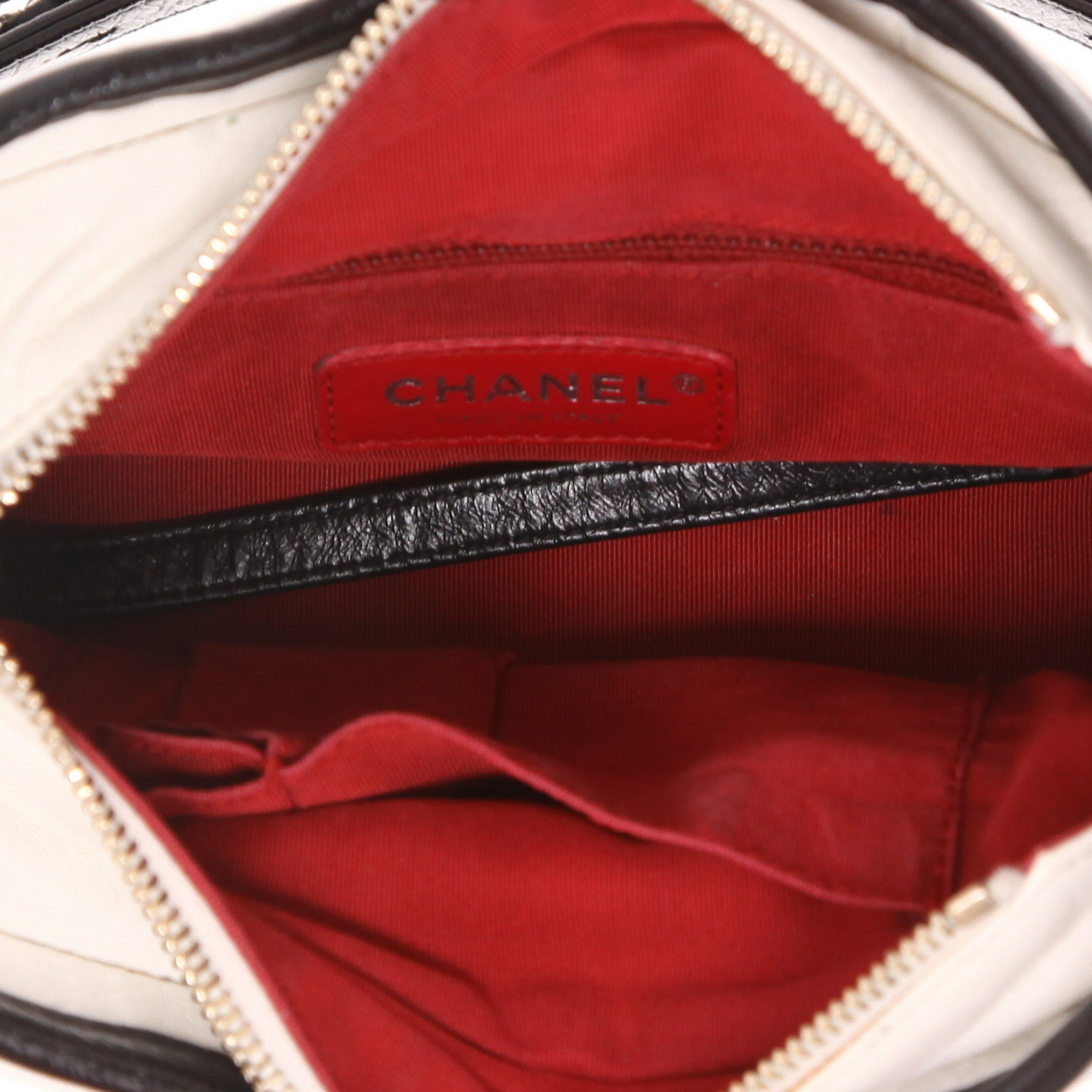 Sac bandoulière Chanel  Gabrielle  petit modèle  en cuir matelassé blanc et cuir noir - Detail D3