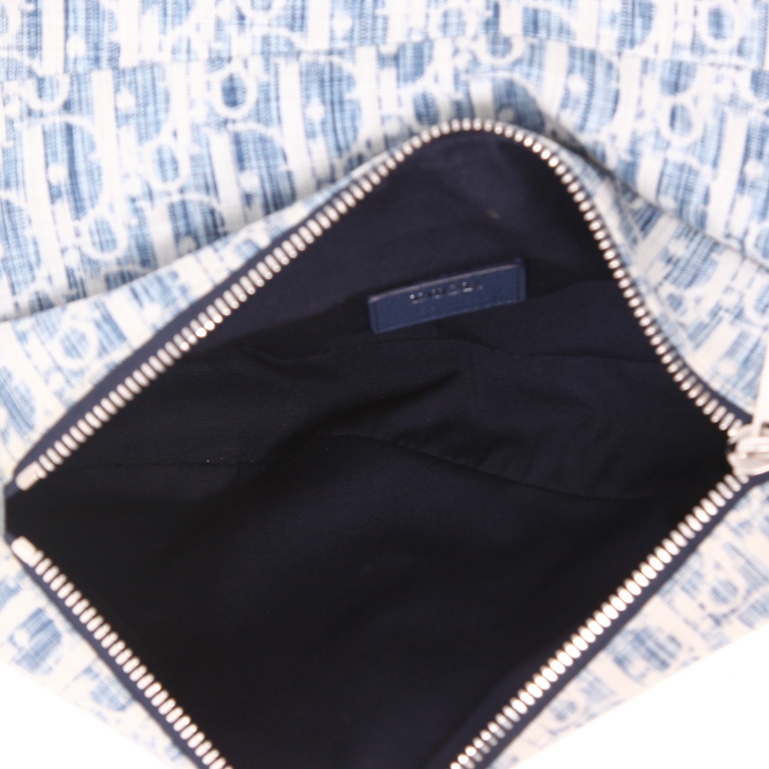 Bolso bandolera Dior  Pochette Saddle en lona monogram azul y blanca y cuero azul - Detail D3