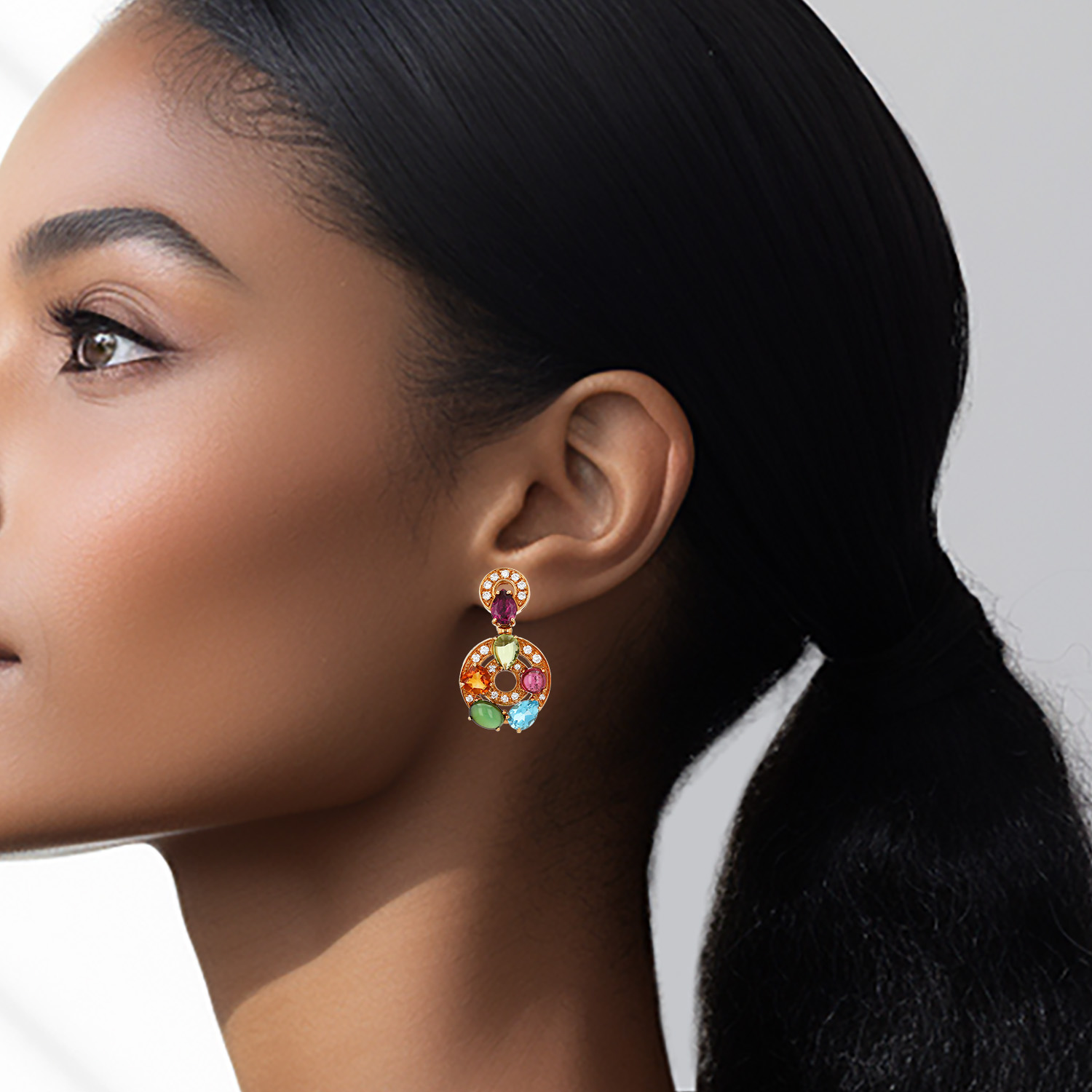 Paire de boucles d'oreilles semi-articulée Bulgari Astrale en or jaune, pierres de couleurs et diamants, en tourmalines et en péridots
