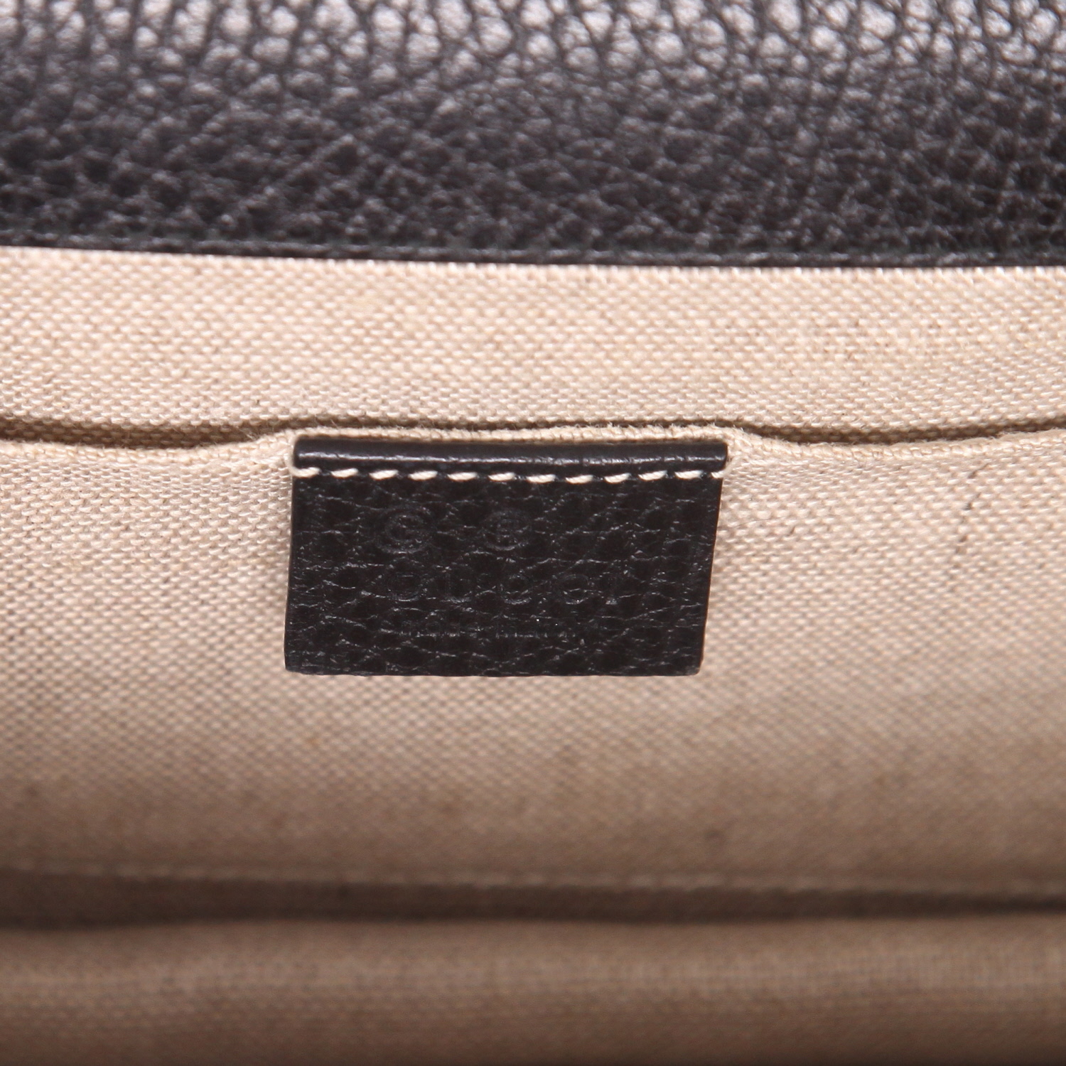 Gucci  Interlocking G shoulder bag  in black grained leather - Detail D2