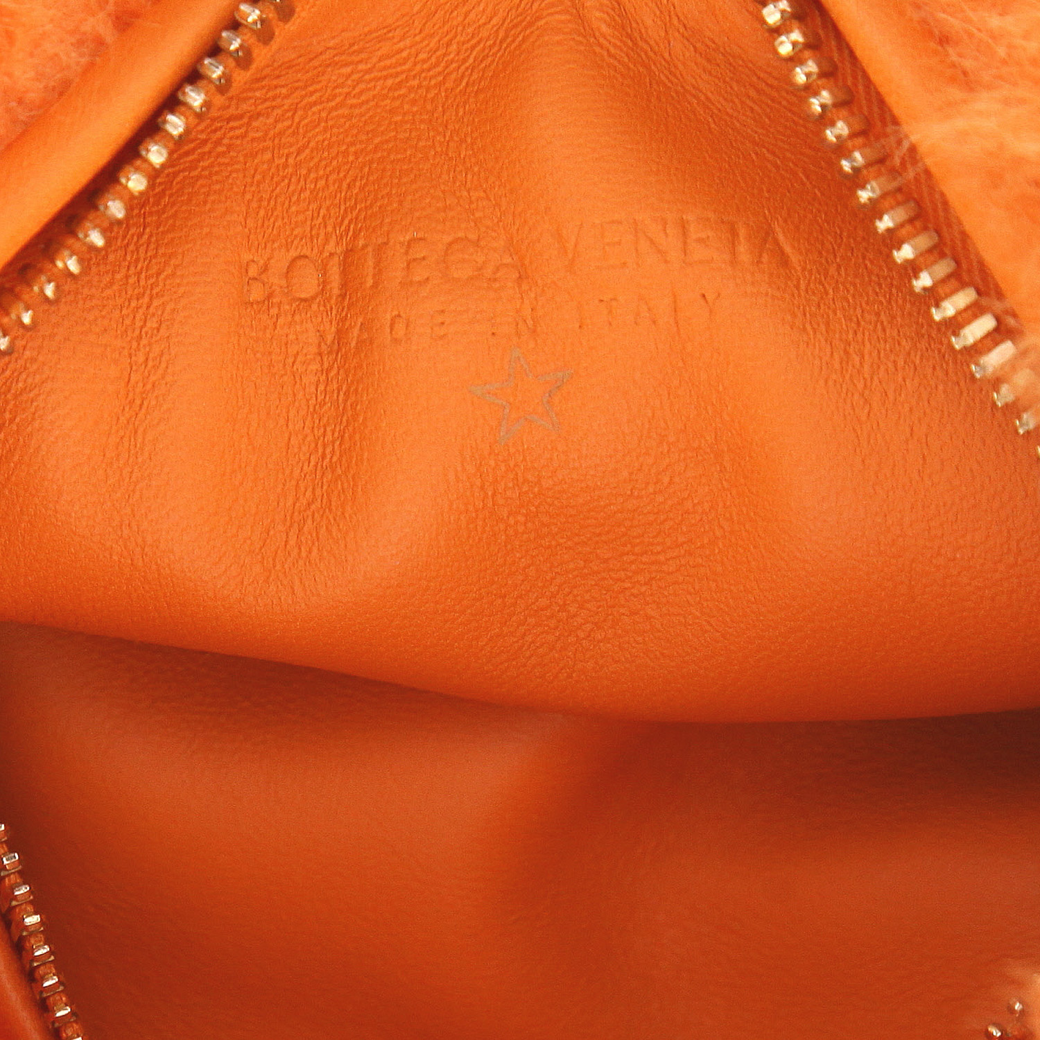 Bottega Veneta  Mini Jodie handbag  in orange synthetic furr - Detail D2