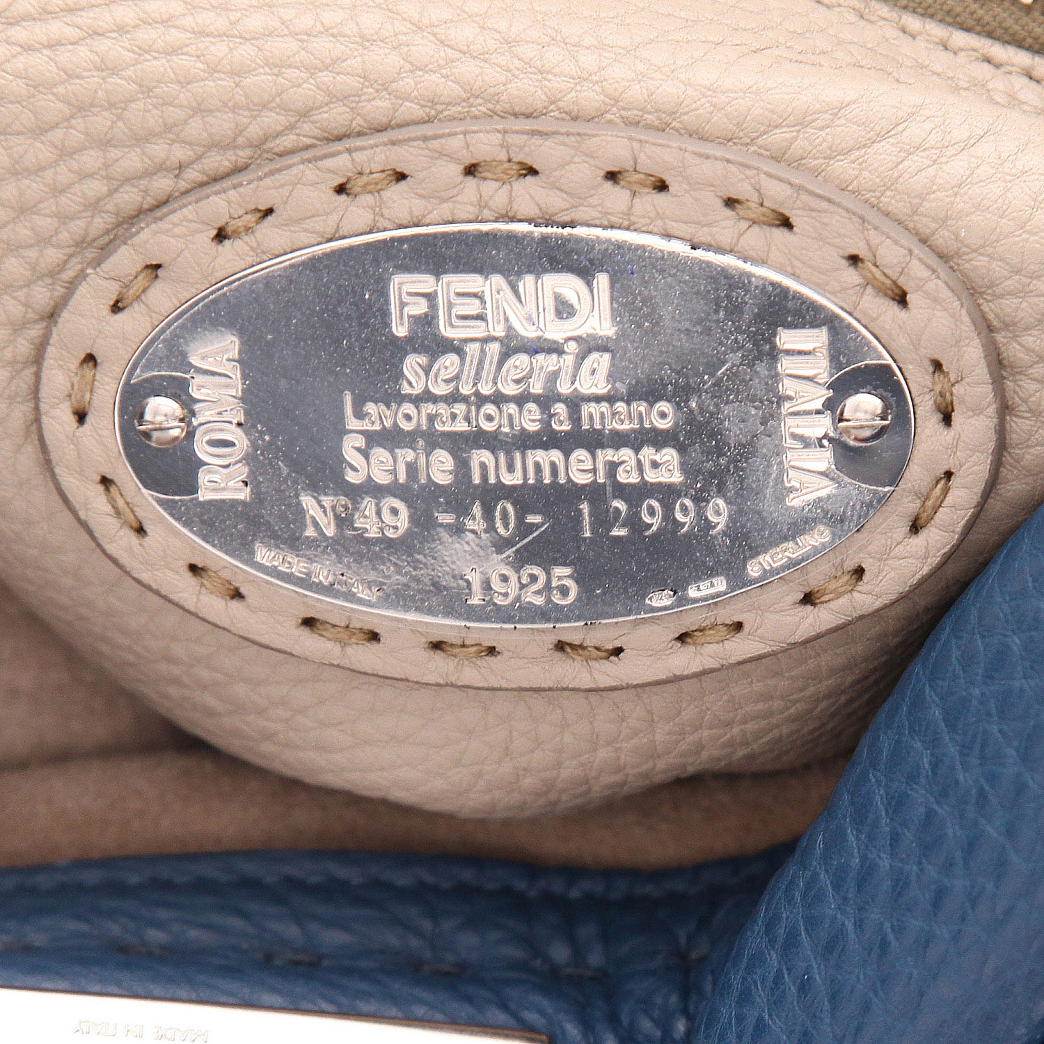 Bolso de mano Fendi  Peekaboo en cuero granulado azul - Detail D2