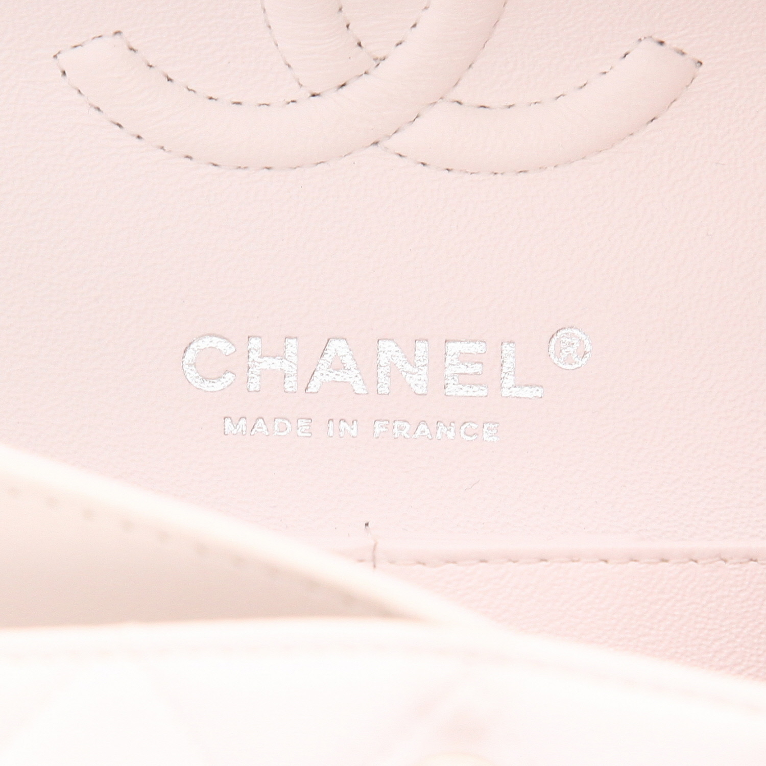 Chanel  Timeless handbag  in white quilted leather  and gilt and silver metal - Detail D2