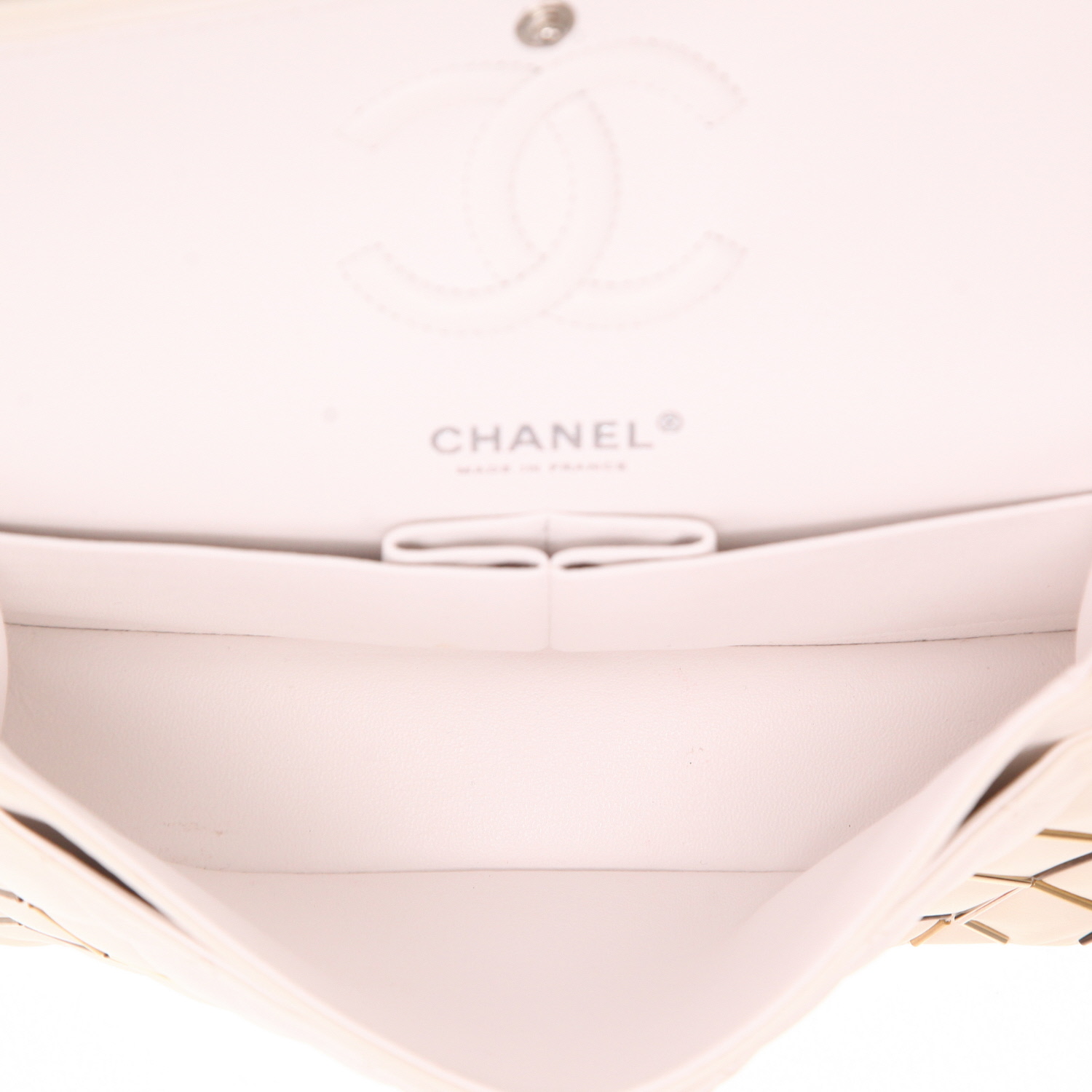 Sac à main Chanel  Timeless en cuir matelassé blanc et métal doré et argenté - Detail D3