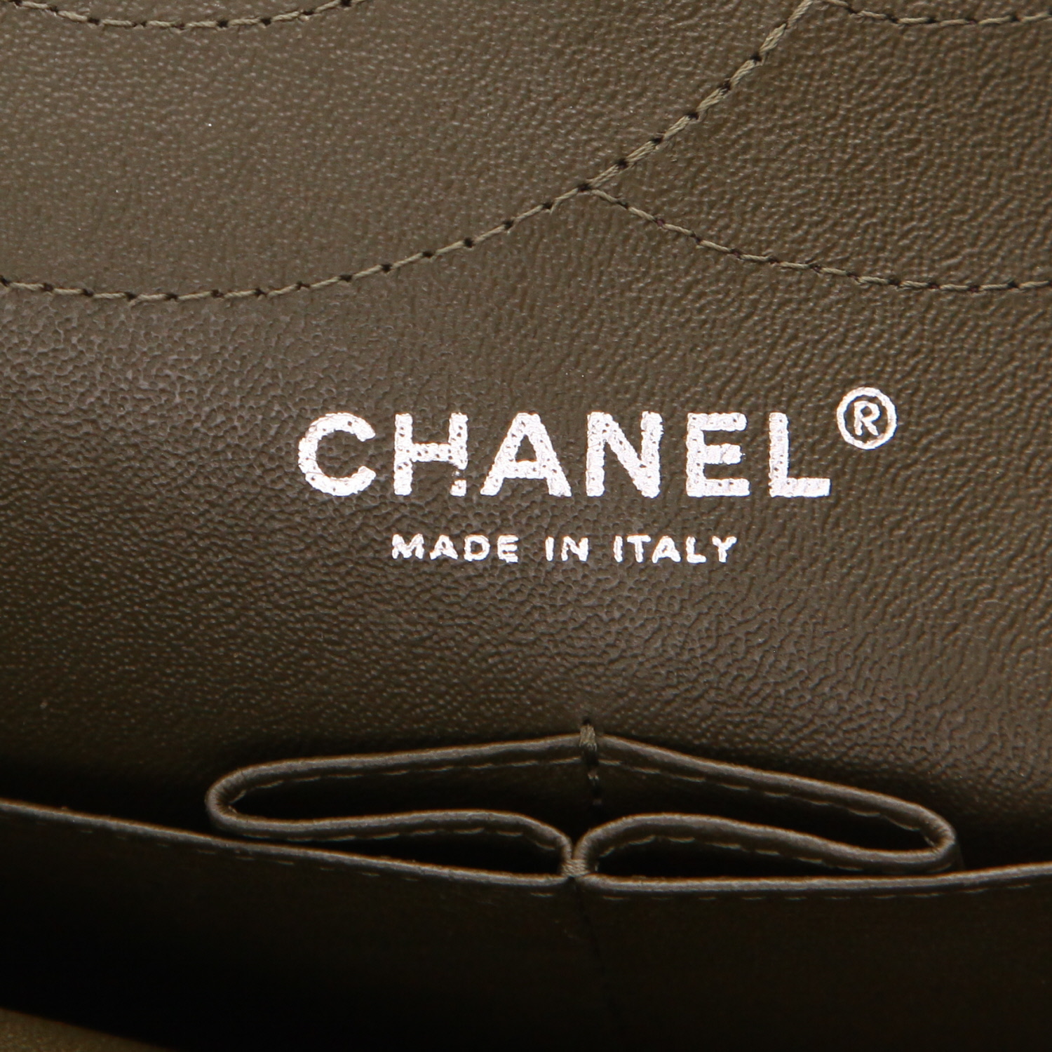 Chanel  Chanel 2.55 handbag  in khaki quilted leather - Detail D2