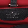 Bolso de mano Louis Vuitton  Capucines BB en cuero taurillon clémence gris y junco fucsia - Detail D2 thumbnail