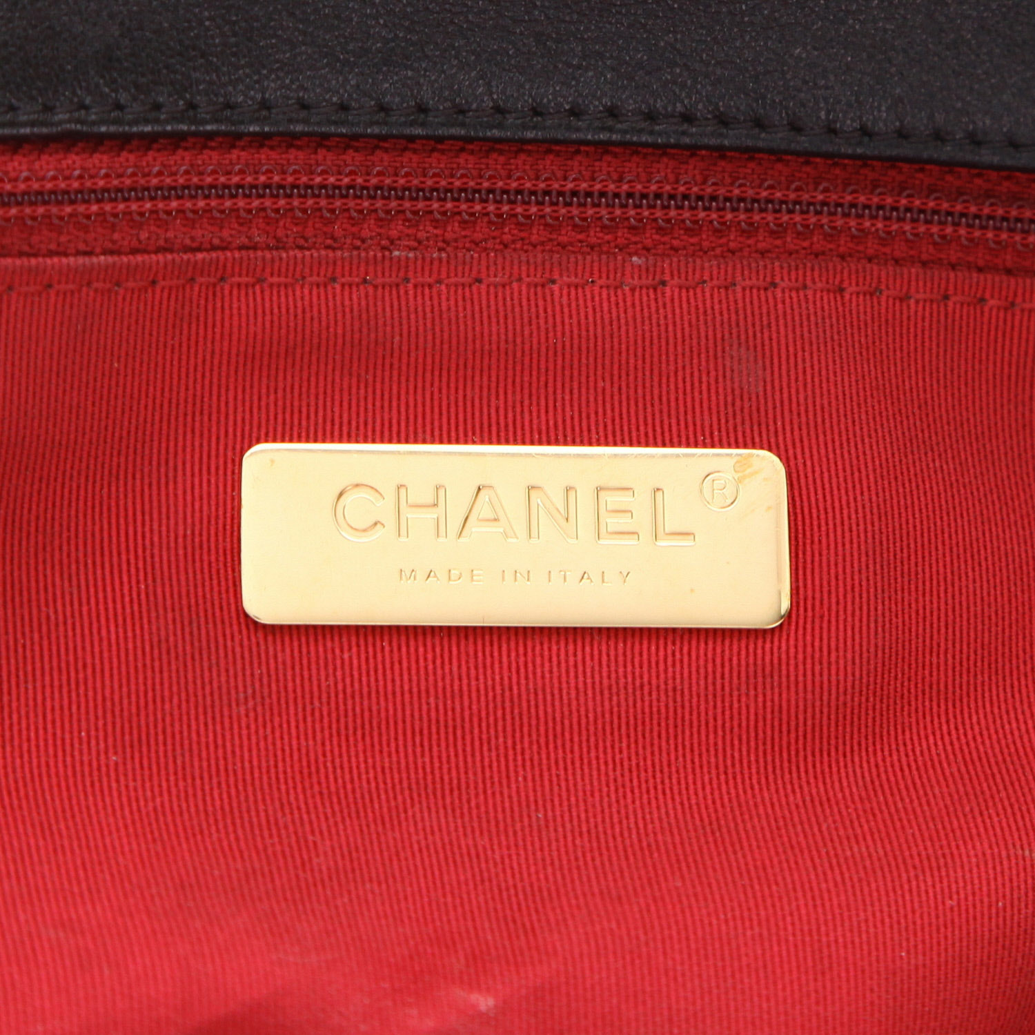 Bolso bandolera Chanel  19 modelo grande  en cuero acolchado negro - Detail D2