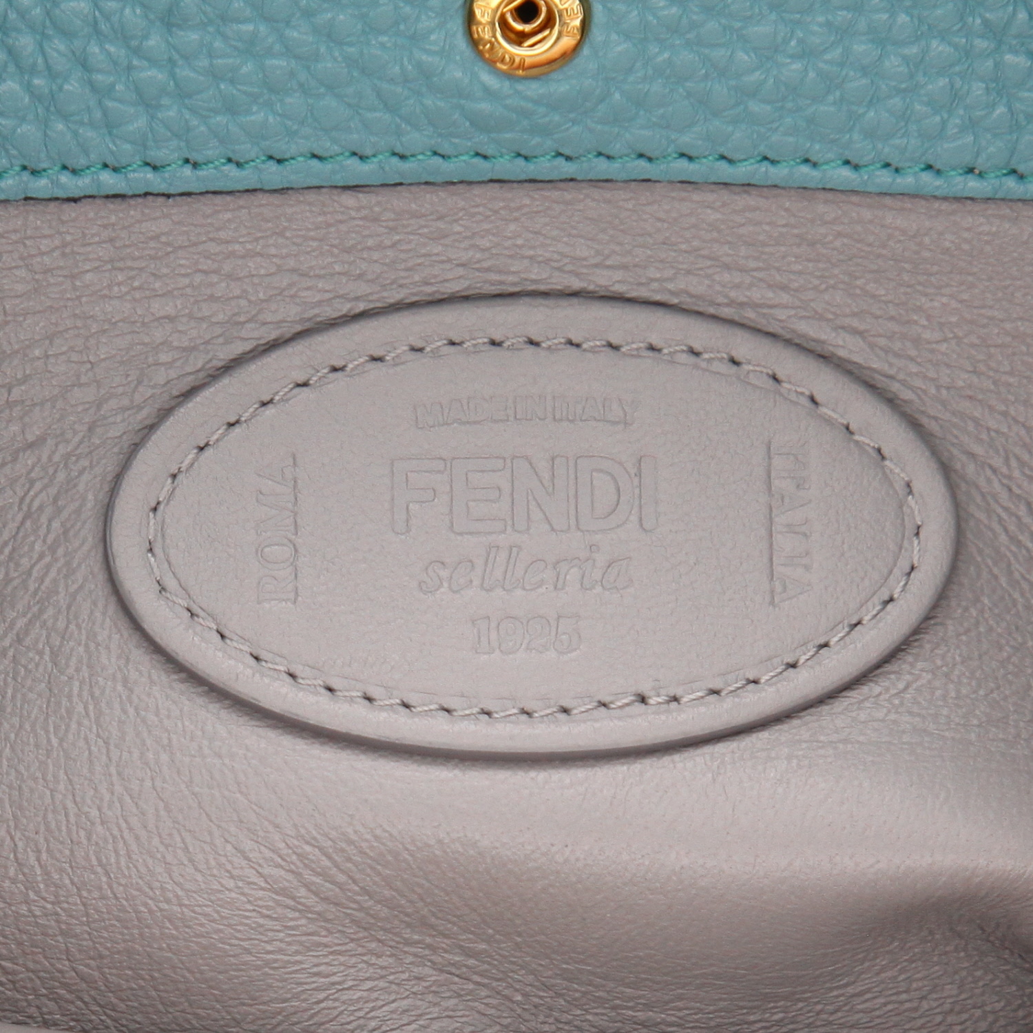 Borsa Fendi  Peekaboo X-Lite in pelle martellata beige - Detail D2