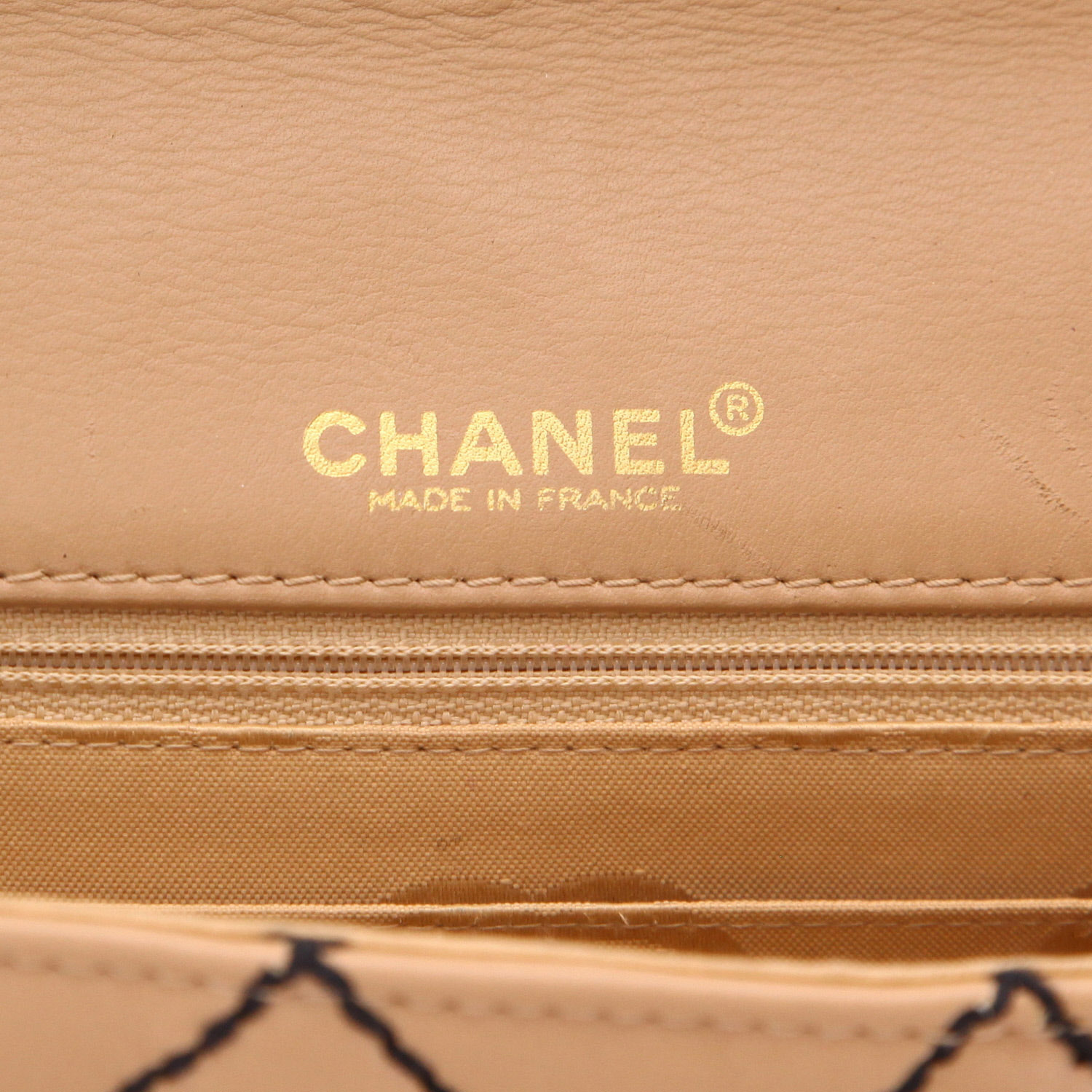 Sac à main Chanel   en cuir matelassé beige - Detail D2
